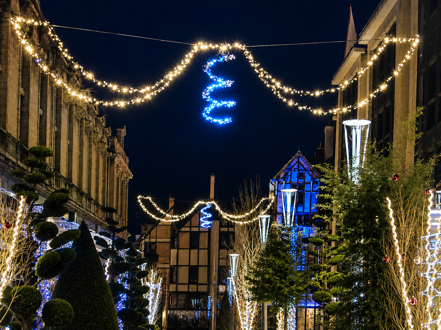 Across-street motifs on a main street