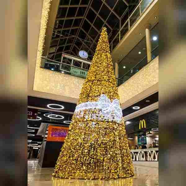 shopping mall christmas tree lights